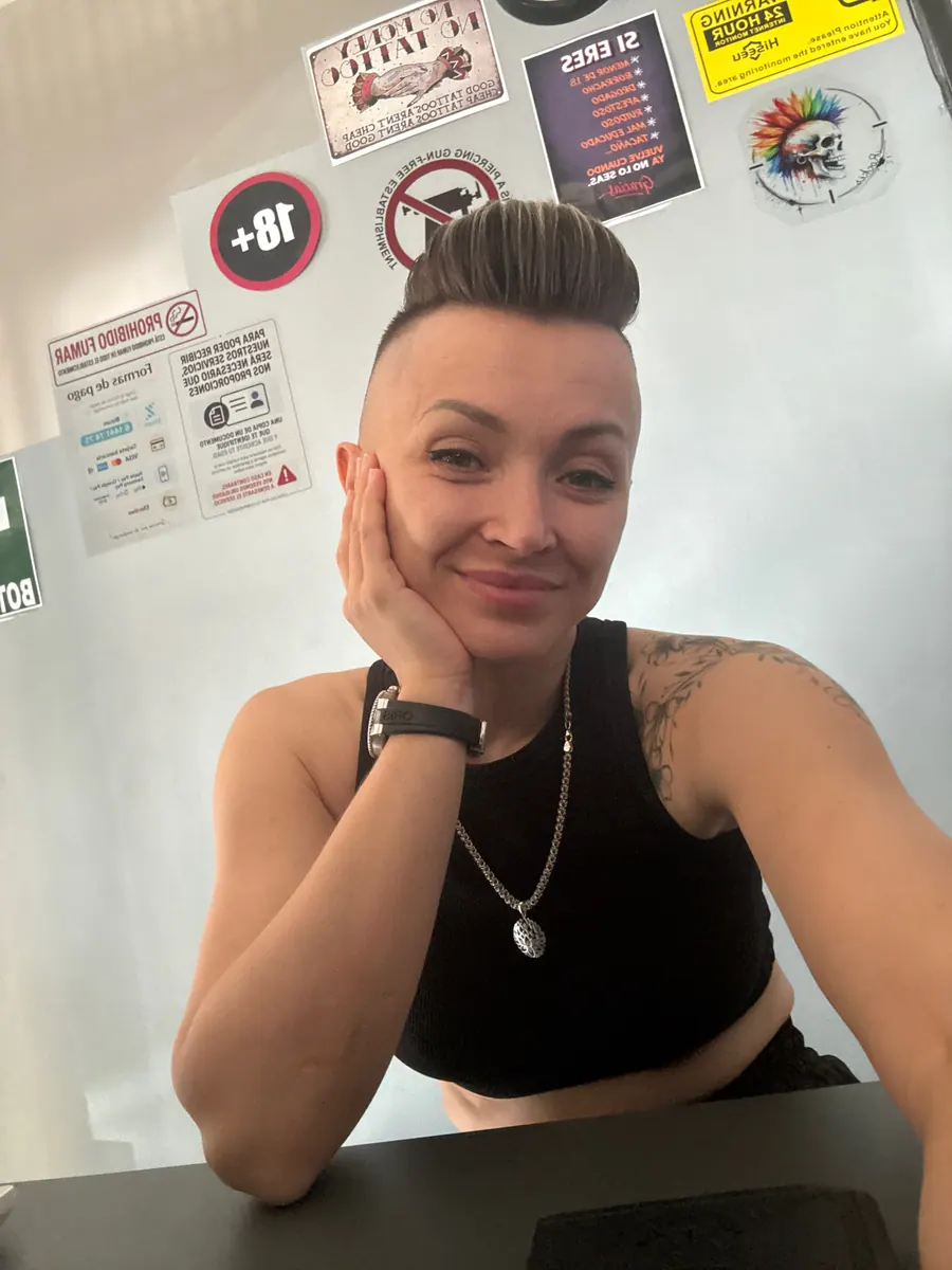 Alina en el mostrador de iROCKés